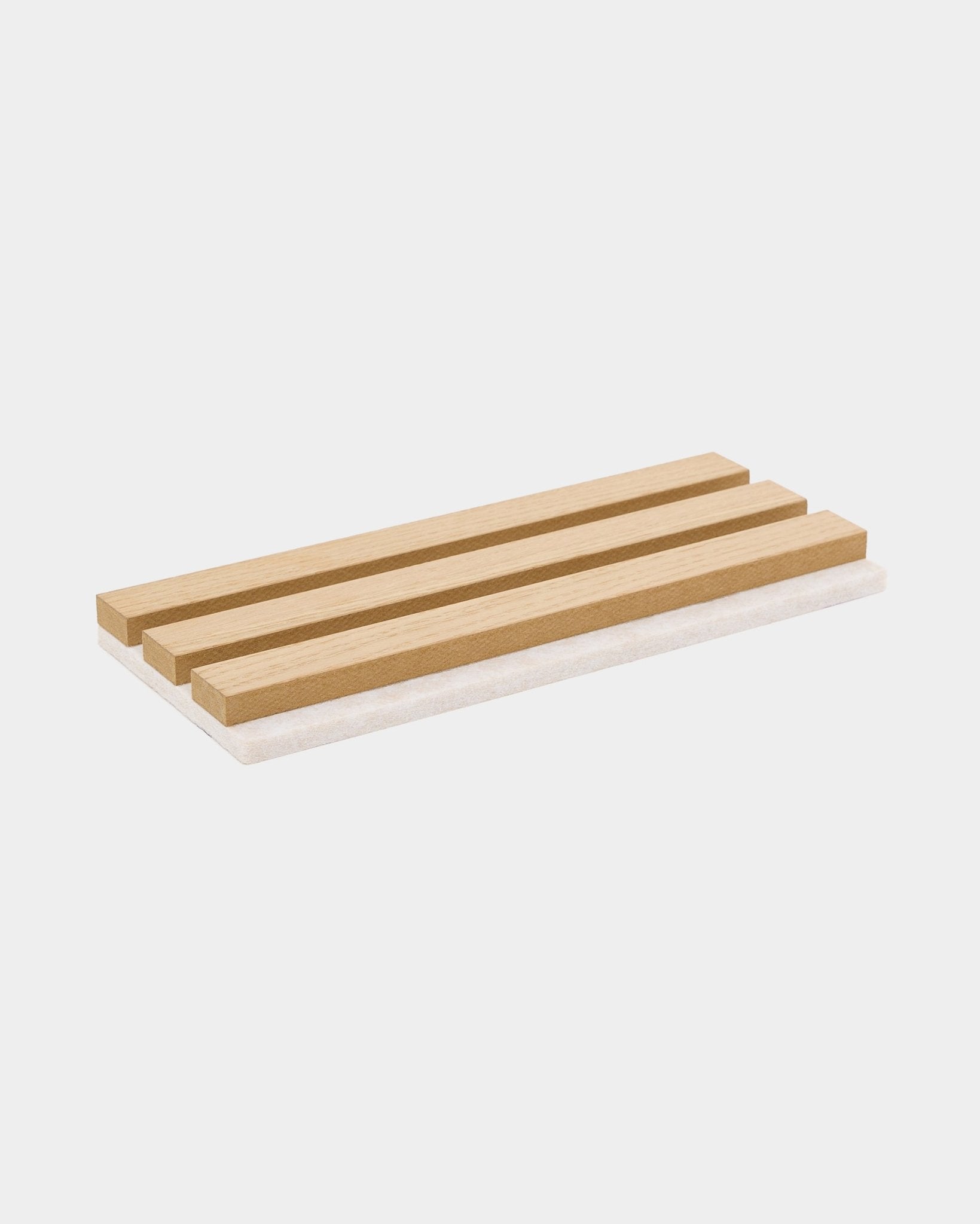Rechthoekig houten zeepbakje met drie latten, ontworpen als aanvulling op WoodUpp Akupanel kleurstalen in Natural Wood of Classic Oak met licht beige vilt.